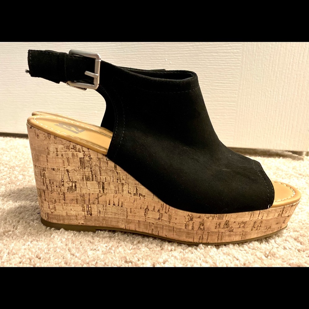 R2, women’s size 11, black wedge shoes. Never worn out